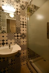 巴黎HOTEL DU MONT LOUIS的一间带水槽和淋浴的浴室