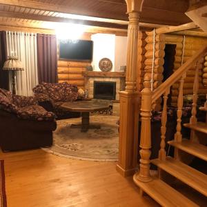 布克维Cottage PolyaNitsa окремий котедж з каміном的小木屋内带楼梯的客厅