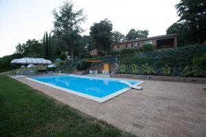 伊莫拉Villa-Alta的一座房子旁的院子内的游泳池