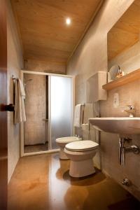 马尔切西内路娜洛萨酒店的一间带卫生间和水槽的浴室