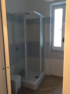 卡斯特拉巴特Casa Vacanze Giusy的带淋浴、卫生间和窗户的浴室