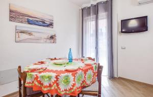卡斯特拉巴特Casa Vacanze Giusy的一张带红白桌布的餐桌