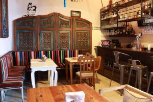 乌鲁阿潘HOTEL MI SOLAR EJECUTIVO的餐厅设有酒吧,配有桌椅