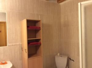 瑟鲁堡Lèdre的浴室设有卫生间和带红色毛巾的淋浴。