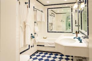 祖尔斯雪绒花酒店的一间带水槽、浴缸和卫生间的浴室