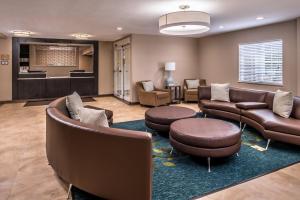 堪萨斯城堪萨斯城烛木套房酒店的带沙发和椅子的等候室和沙龙