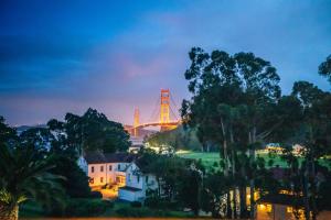 索萨利托卡瓦略岬酒店的夜晚可欣赏到金门桥的景色