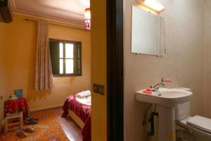 伊姆利尔索利尔伊米尔酒店的一间带水槽的浴室和一间带一张床的卧室