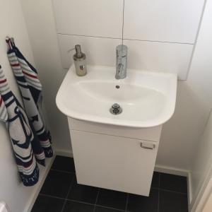 哥德堡Peaceful Cottage的带淋浴的浴室内的白色水槽