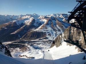 帕苏德尔托纳莱Appartamento Cristallo di Ghiaccio的滑雪缆车享有雪覆盖的山脉美景