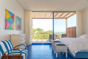 何塞伊格纳西奥Bahia Vik的一间卧室配有一张床,享有海景