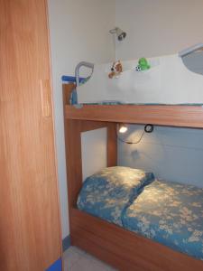 格里莫Luxury apartment in Port Grimaud的一间卧室配有带水槽的双层床