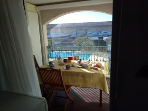 格里莫Luxury apartment in Port Grimaud的阳台上的一张桌子和黄色的桌布