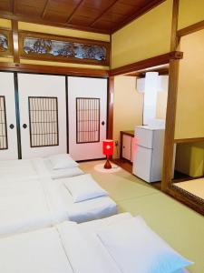 金泽B&B MIKAWA - Kanazawa Fish Harbour的一间设有四张床和红色蜡烛的房间
