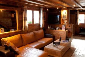 Les Villards-sur-ThônesChalet Dreamtime的带沙发和咖啡桌的客厅