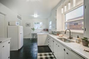 北湾North Bend Downtown Cottage的厨房配有白色冰箱和水槽
