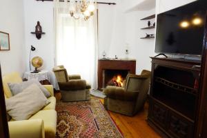 戈伊什Casa D'Avó Mila的客厅设有壁炉和电视。