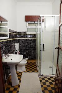 戈伊什Casa D'Avó Mila的浴室配有卫生间、盥洗盆和淋浴。