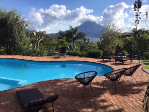 圣克鲁斯拉拉古纳Casa Hagan的一个带椅子的游泳池和一个山景庭院