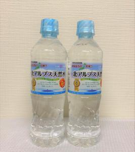 名古屋Hotel Venus Neo的两瓶水彼此相邻