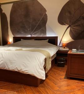 名古屋Hotel Venus Neo的一间卧室设有一张大床和两个床头柜