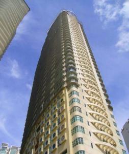 吉隆坡Parkview KLCC by Salaam Suites, 4 pax的一座高大的建筑,背后是蓝天