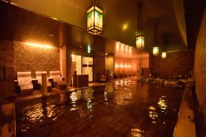 小樽多美迎PREMIUM小樽酒店的大楼内带水池的大堂