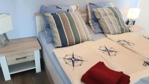 海利根港Strandläufer-G13的一间卧室设有两张床和床头柜
