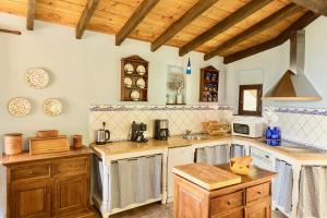 阿普索斯Villa Manavra的一个带木制橱柜和木制天花板的大厨房