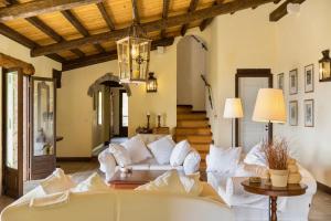 阿普索斯Villa Manavra的客厅配有白色的沙发和桌子