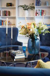 法尔肯贝里北海酒店的花在桌子上的蓝色花瓶,书