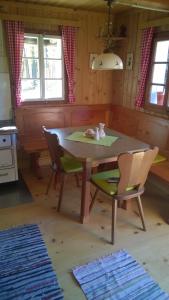 海利根布卢特Ferienhütte Ortnerkasa的厨房里配有餐桌和椅子