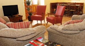 维克La Riera的客厅配有2张沙发、椅子和电视
