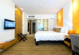 清迈dusitD2 Chiang Mai的配有一张床和一台平面电视的酒店客房