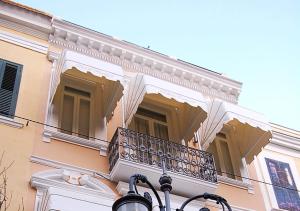 福贾B&b Vittorio Emanuele II的一侧带阳台的建筑