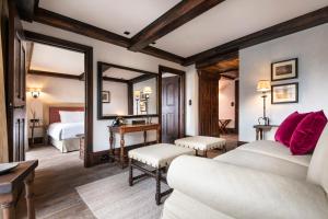 瓦勒迪泽尔Airelles Val d'Isère的酒店客房,设有两张床和镜子