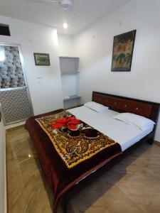 布什格尔Varah Square Guest House的一间卧室配有一张床铺,床上有毯子