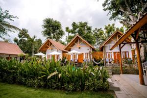 珀尼达岛Nuansa Penida Hostel的度假村的一排别墅