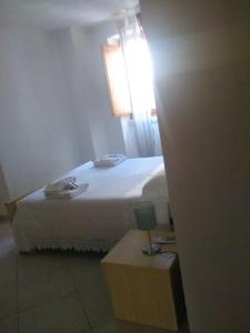 波利卡斯特罗巴森迪诺Appartamenti Centro Policastro的一间卧室配有一张带窗户和桌子的床
