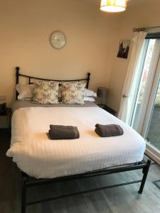 卡迪夫Ty Mynydd Lodge Holiday Home的一间卧室配有一张大床和两个枕头