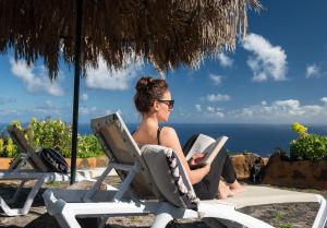 下布雷尼亚Corral de Payo Grande的坐在沙滩椅上的女士,带一本书