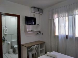 本图贡萨尔维斯唐若昂旅馆的客房设有带卫生间的浴室和电视。