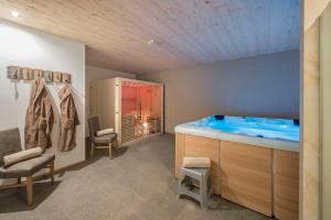 马兰扎Appartaments Morans的一间位于客房内的带大型蓝色浴缸的浴室