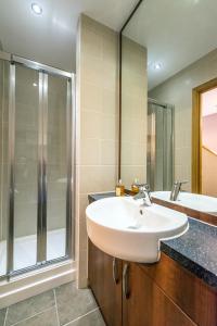 爱丁堡KM Apartments的一间带水槽和淋浴的浴室