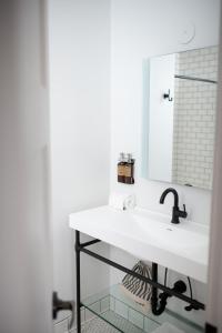 雷德蒙德SCP Redmond Hotel的浴室设有白色水槽和镜子