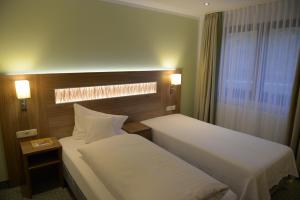 马尔克泰登费尔德鲍姆霍夫特尼兰德加斯特霍夫酒店的酒店客房设有两张床和窗户。