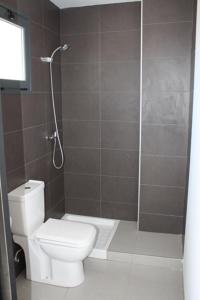马略卡岛帕尔马君悦公寓 - 仅成年人的浴室配有白色卫生间和淋浴。
