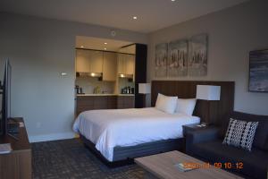 Quathiaski CoveHigh Point Resort的一间卧室配有一张大床和一张沙发