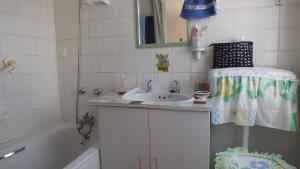 开普敦瑞秋他乡之家酒店的浴室配有水槽、淋浴和浴缸。