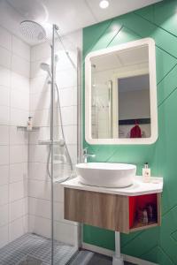 阿兰达阿兰达早安酒店的一间带水槽和淋浴的浴室
